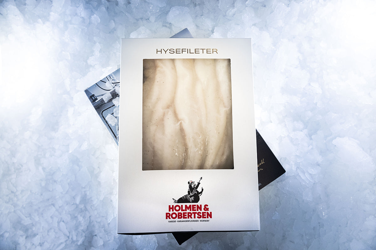 Boks med hysefileter med Holmen & Robertsen-logo som ligger på is.