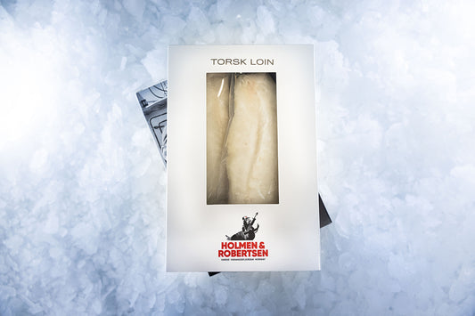 Boks med torsk loin med Holmen & Robertsen-logo som ligger på is.